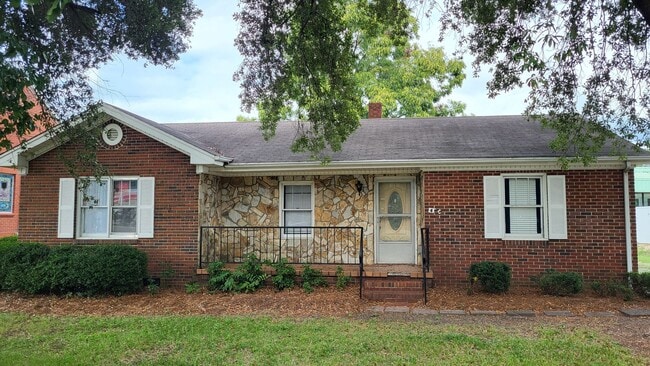 Building Photo - 3-bedroom, 2-bath brick home in Pembroke