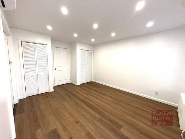 Building Photo - 364 Marion St