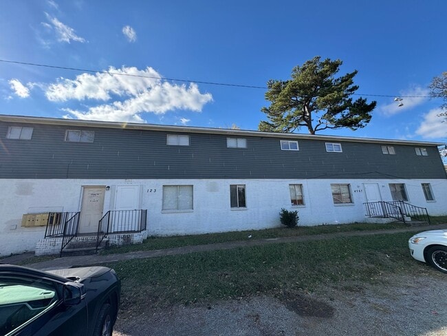 Building Photo - 908 4th Ave W Unit Apt 3