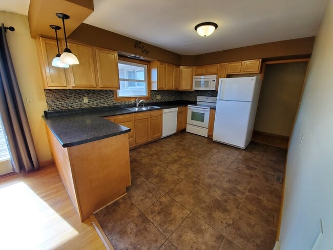 Building Photo - 1913 3rd Ave NE Unit A