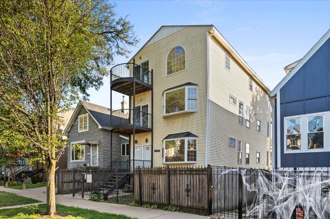 Building Photo - 2433 W Fletcher St Unit Apt 1