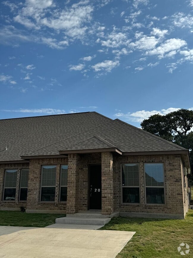 Building Photo - 4/2 - PETS WELCOME - WATER and LAWN includ... Rental