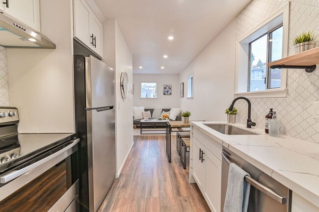 Beautiful top floor 1 bedroom 1 bathroom apartment on Lower Queen Anne
