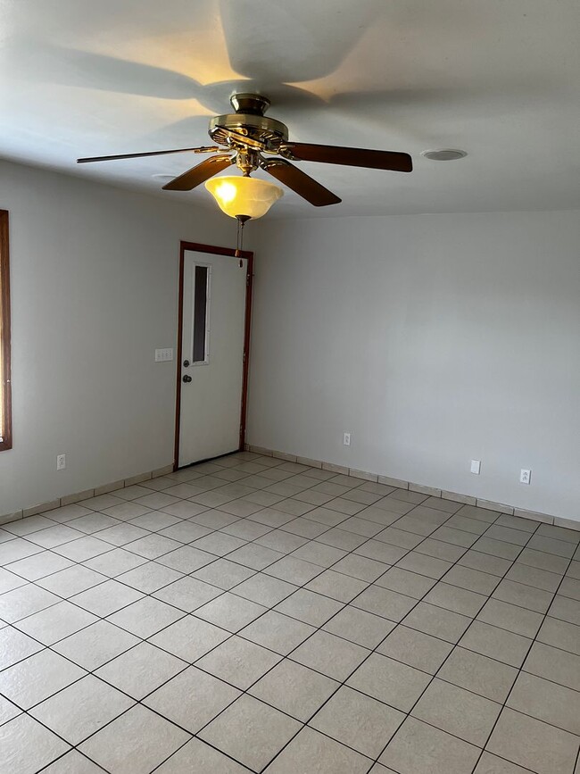 Photo - 3 BEDROOM, 2 BATH HOME WITH TILE THROUGHOUT & CLOSE TO THE TURNPIKE