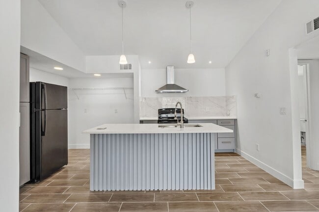 Building Photo - VENETIAN PLACE - 2nd floor • 1 BR 1 Bath -... Unit 323