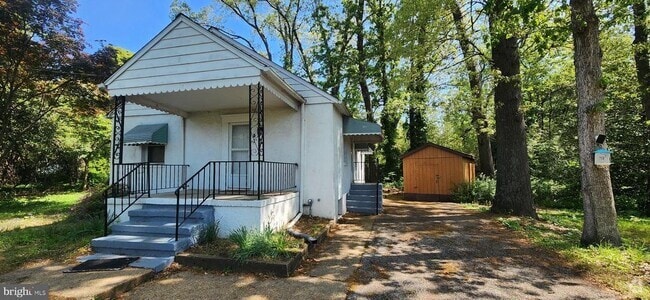 Building Photo - 5 Oak Ave Rental