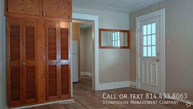 Building Photo - Gorgeous studio apartment available now! Unit 1