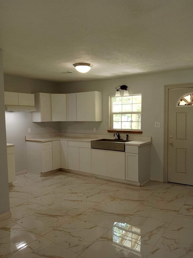 Building Photo - 1916 Las Palmas Dr