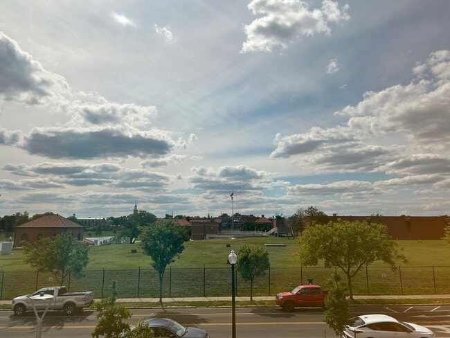 Building Photo - Bloomingdale Townhome | 3 Bed + Den | 3.5 Bath | 1,800 Sf | Large Private Rooftop Deck & Balcony ...