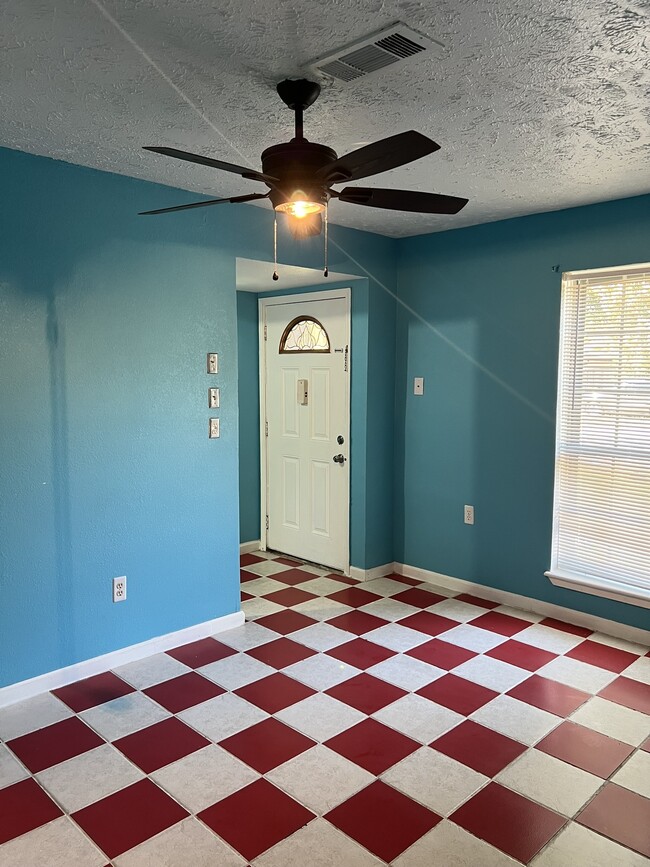 Photo - 9314 Valley Stream