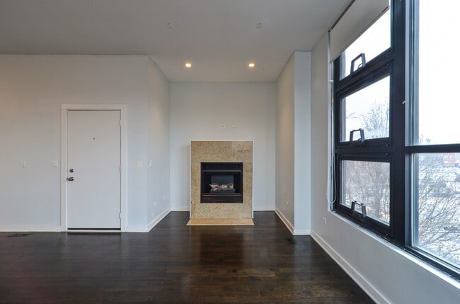 Photo - 2414 W Grenshaw St Unit 3W