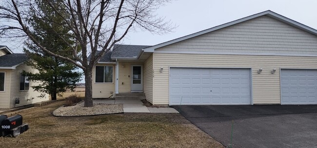 Building Photo - Beautiful 2 bedroom 1 bath End Unit Townhouse