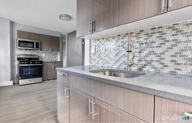 Building Photo - 748 Maple St Unit 3