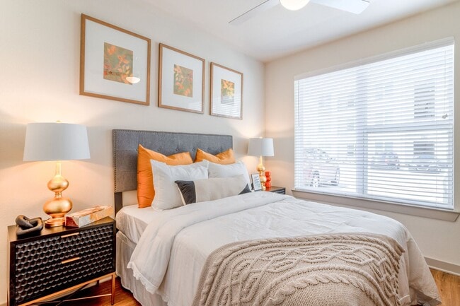 Building Photo - 13939 Hillcroft Ave Unit 4309 Rental