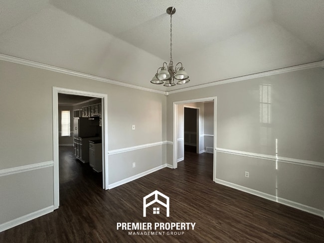 Photo - Spacious 3BR Memphis Home with Vaulted Ceilings, Fireplace, Deck & 2-Car Garage