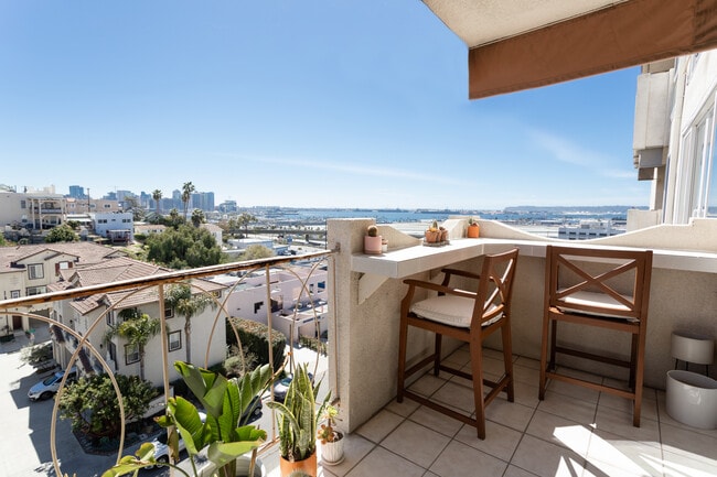 Building Photo - 3217 Columbia St Unit 8