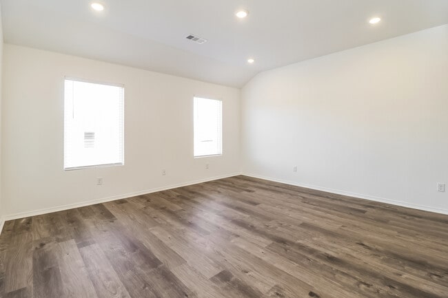 Photo - 47 10 Point Ln