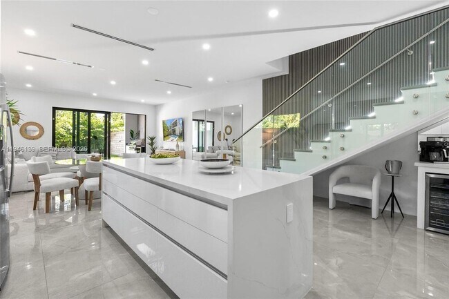 Photo - 325 SW 16th St