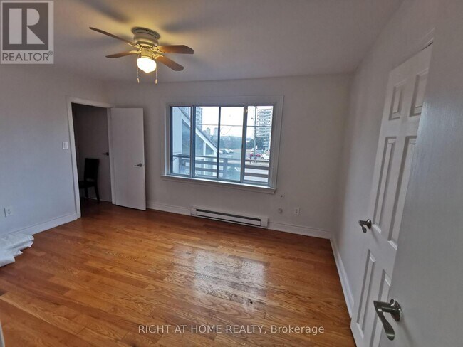 Photo - 1785 Victoria Park Ave