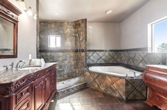 Photo - 507 Kings Way