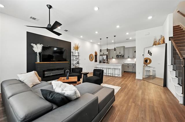 Photo - 7513 Laburnam Rd