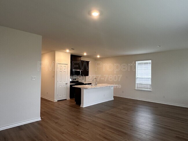 Photo - 663 Saxony Dr