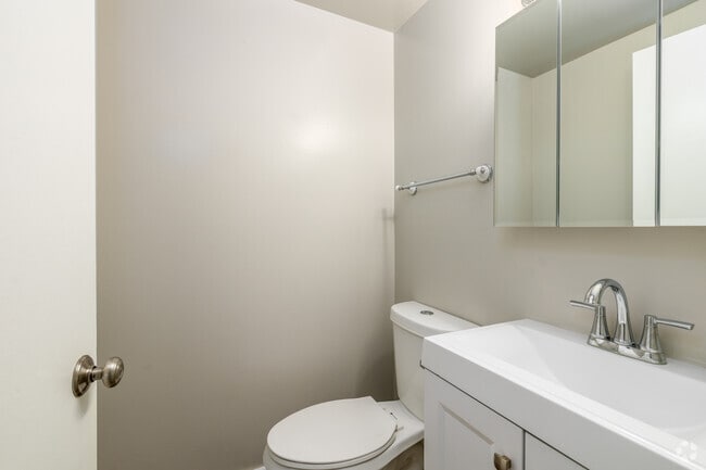 2BR, 2BA - 1,100SF - Bathroom