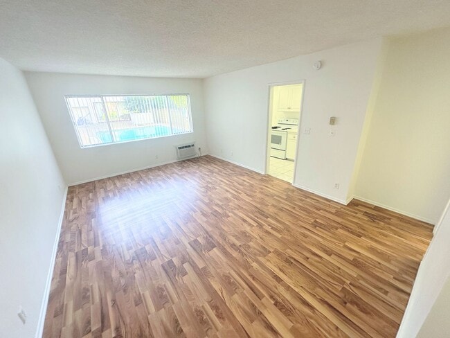 Building Photo - Move in ready studio. Pool side vibes & summer ready! Unit 116