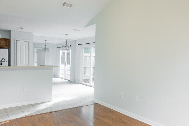 Photo - 206 Parkwood Cir