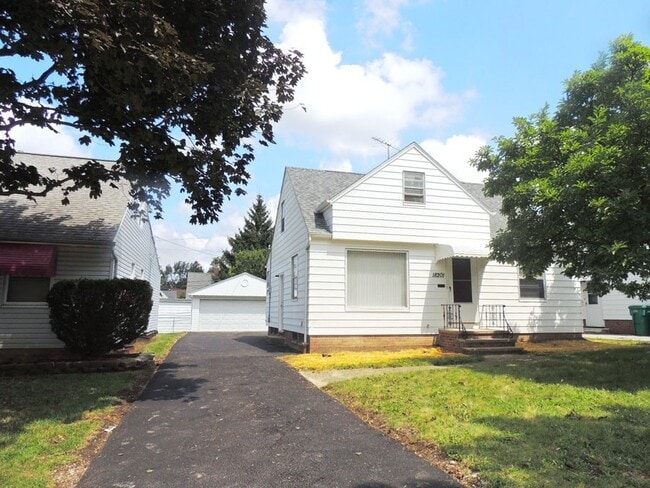 Building Photo - 3 Bed - 1 Bath Cape Code for Rent in Maple Heights!