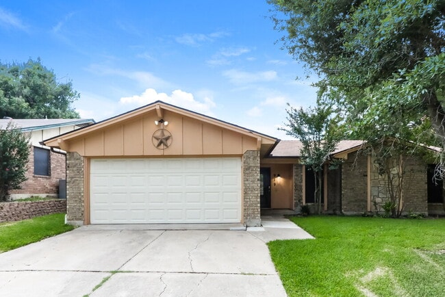 Photo - 919 Highcrest Dr House