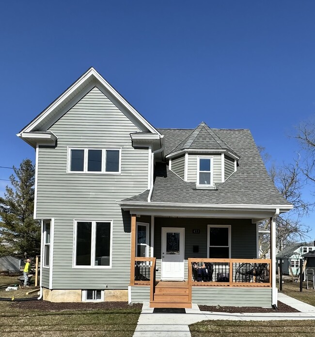 Photo - 473 E Elm St