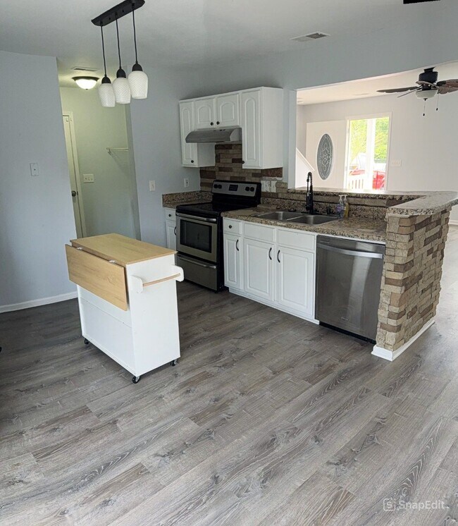 Photo - 140 Wigmore Ln