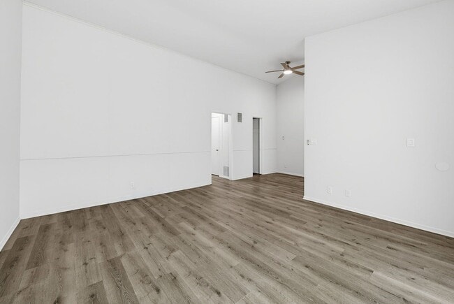 Building Photo - 333 Rexford Dr Unit 7