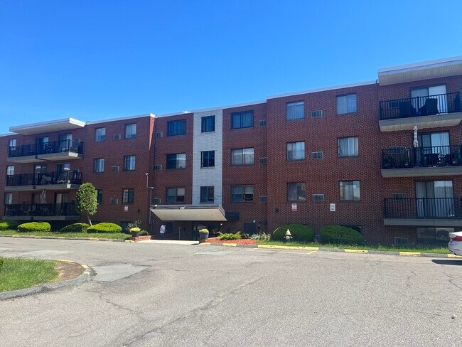 Building Photo - 900 Governors Dr Unit 22