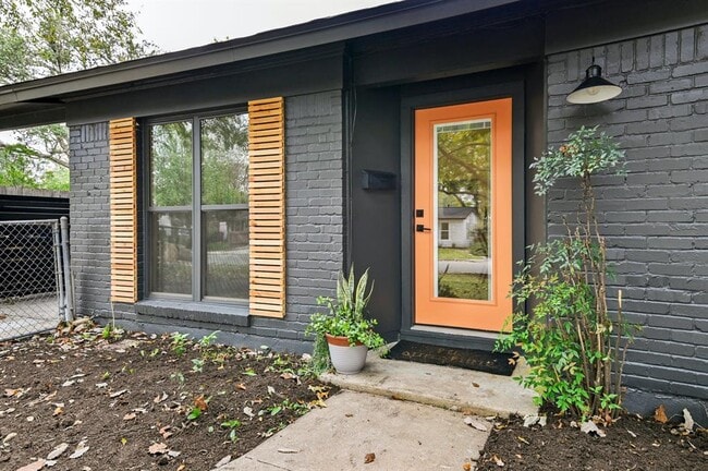 Photo - 608 Amesbury Ln