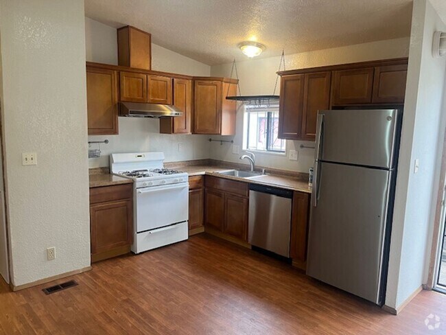 Building Photo - Three Bedroom in Temescal Rental