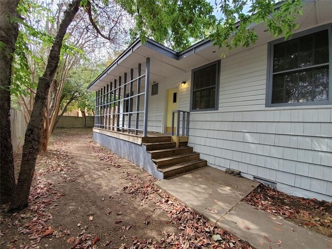 Photo - 925 E 41st St