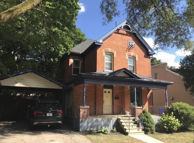 Photo - 157 Hess St S
