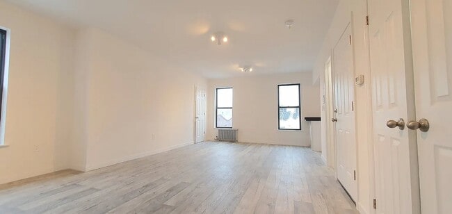 316 McGuinness Blvd Unit 4R