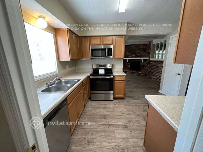 Photo - 2000 Sunderland Rd