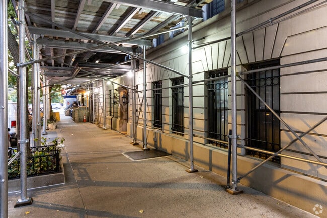 Photo - 16 E 98th St