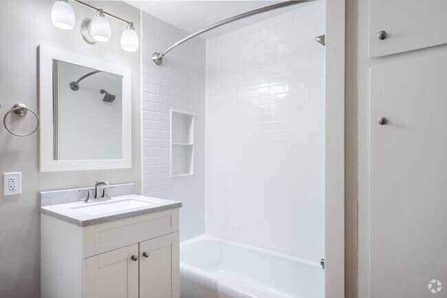 2BR, 1BA - 875SF - Bathroom - Royal Arms Apartments