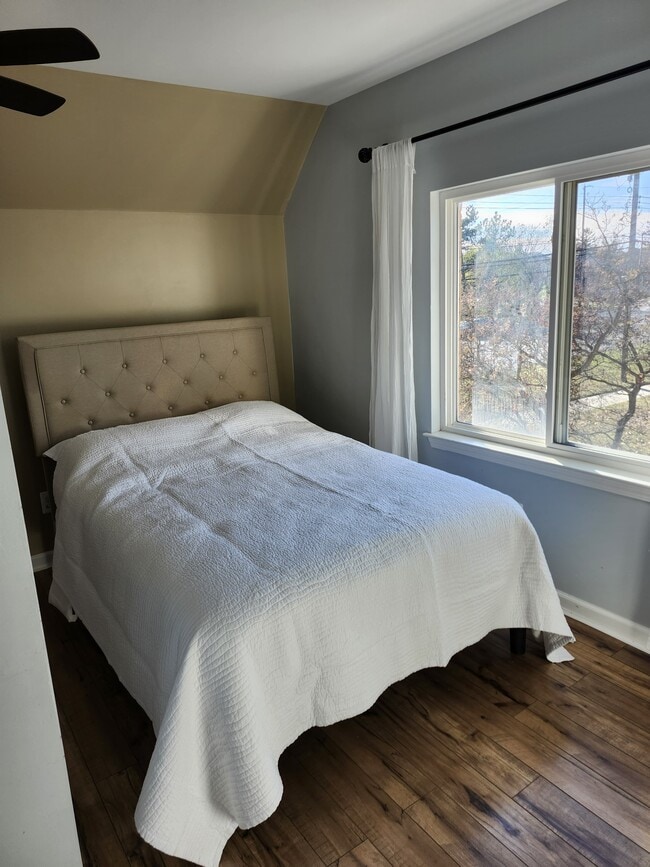 bedroom - 2475 E Maple Rd Unit Furnished Penthouse