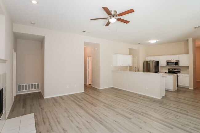 Photo - 240 Creekview Dr