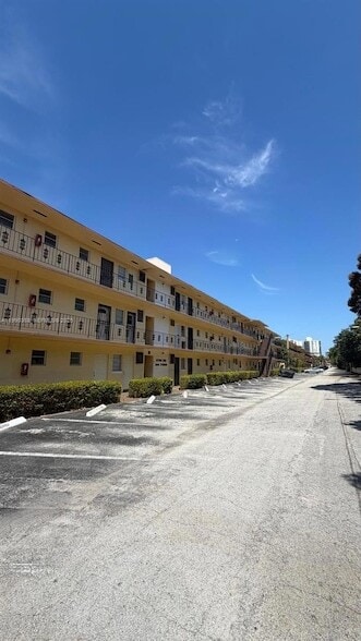 Building Photo - 2790 NE 201st Terrace Unit H217