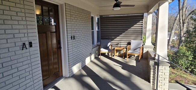 Porche delantero cubierto de la unidad B - 1224 Hosea L Williams Dr NE Unidad B