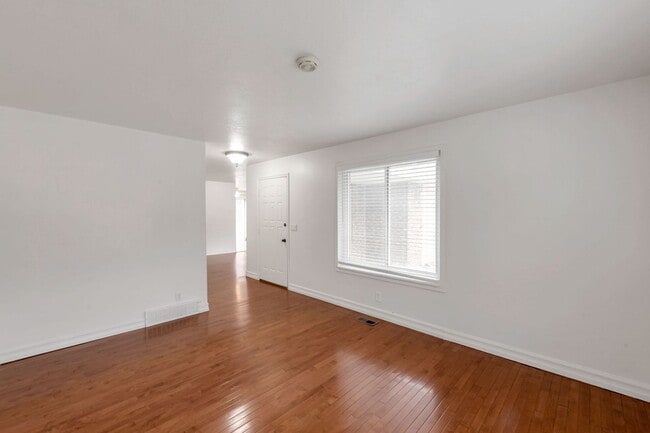 Photo - 2237 Karalee Way