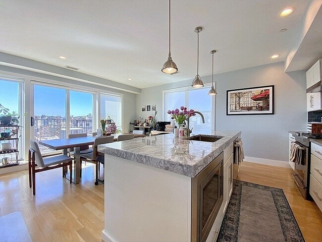 Building Photo - 150 W Broadway Unit PH4