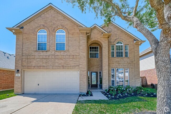 Building Photo - Two-story, 4BD/2.5BR renovated home in Fie...